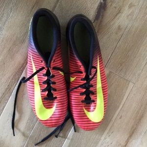 Nike soccer cleat. Size 9 women
